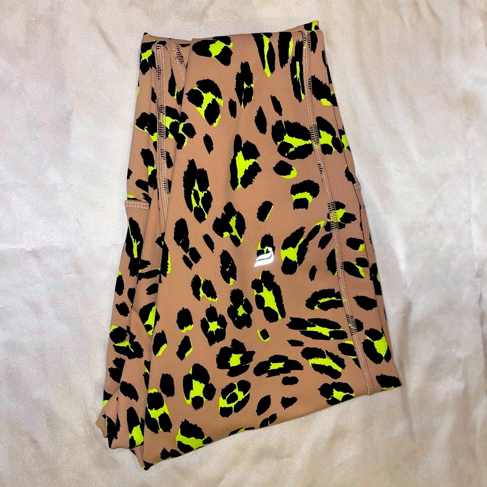 FABLETICS CHEETAH 7/8 LENGTH HIGH WAISTED LEGGINGS / SIZE XS